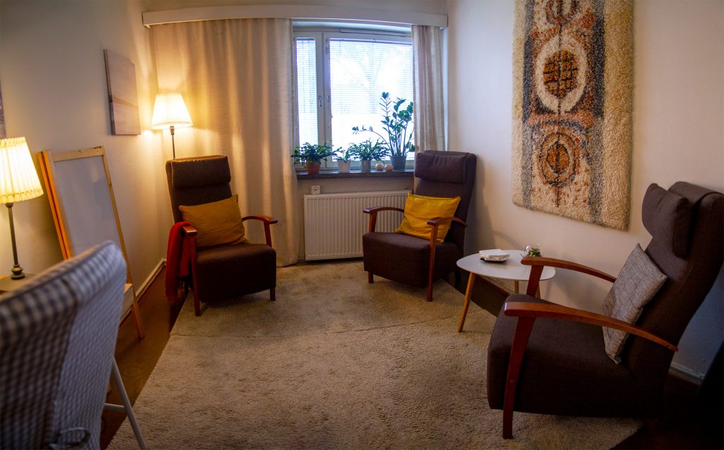 Kuva oranssista huoneesta