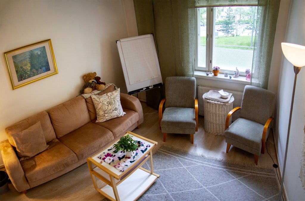 Kuva ruskeasta huoneesta