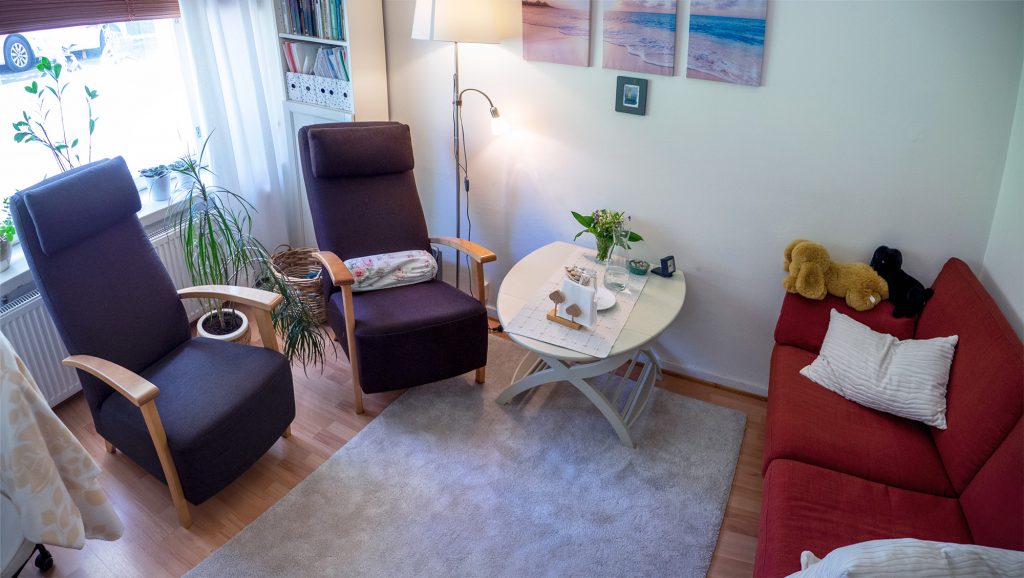 Kuva valkoisesta huoneesta